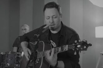 video singurul supravietuitor al trupei goodbye to gravity canta din nou la 10 ani de la colectiv lanseaza the memento project un tribut adus victimelor incendiului 6903526f68430