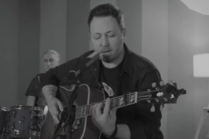 video singurul supravietuitor al trupei goodbye to gravity canta din nou la 10 ani de la colectiv lanseaza the memento project un tribut adus victimelor incendiului 6903526f68430