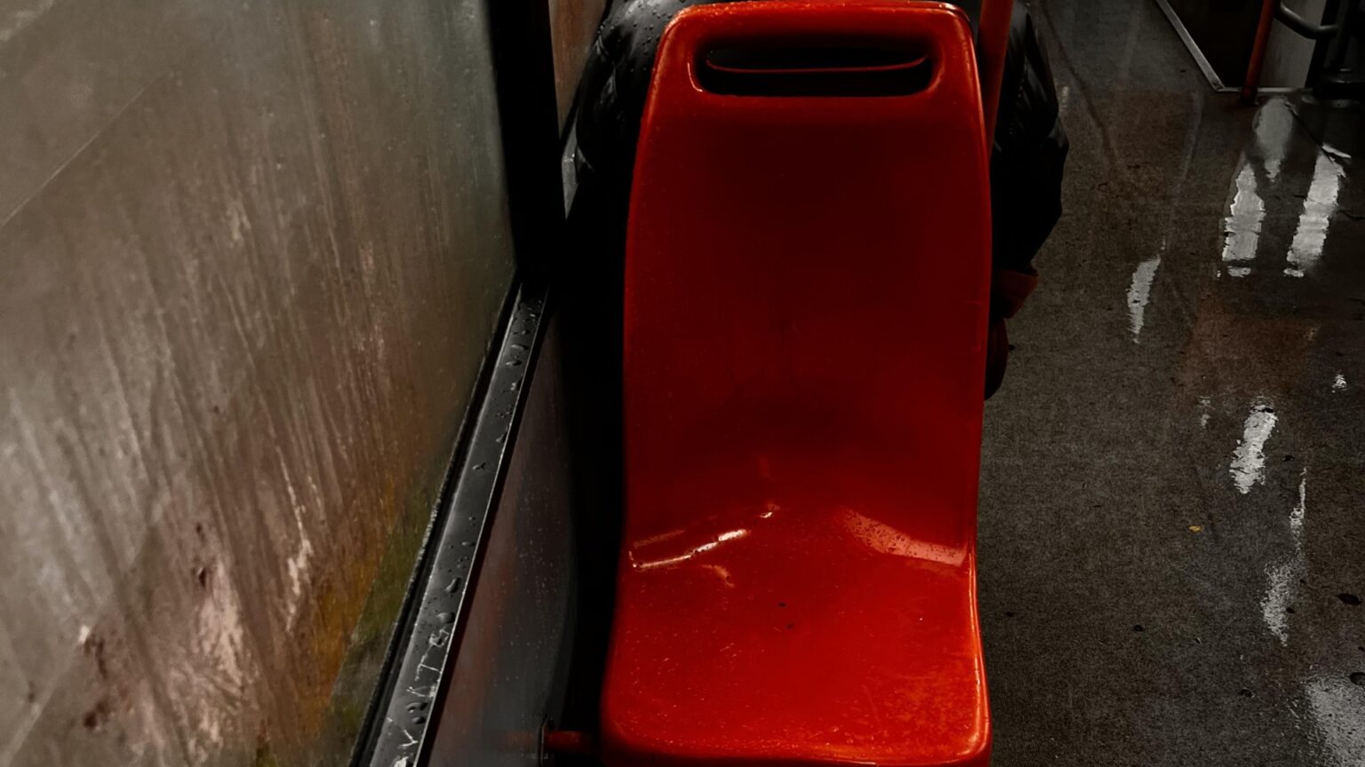 video tramvaie troleibuze si autobuze inundate azi pe trasee din bucuresti calatori furiosi ca platesc abonamente stb si au parte de asemenea conditii 68e654a544bb9