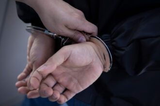 video un barbat din cluj arestat dupa ce a incalcat de 17 ori ordinul de protectie emis de fosta iubita 68f9dd923d48e