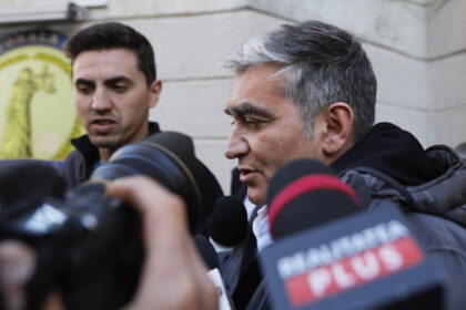 video vlad oprea acuzat de spalare de bani luare de mita si abuz in serviciu a fost primit cu aplauze la intoarcearea in primaria sinaia 68f5f725dfe60