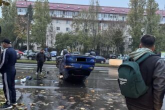 accident cu masina rasturnata pe bd constantin brancoveanu de dimineata o soferita a pierdut controlul volanului a intrat intr un stalp de iluminat si a ajuns pe plafon 690f05b899359