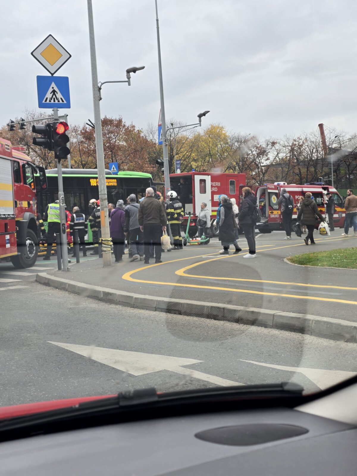 accident grav in bucuresti un tramvai s a ciocnit cu un autobuz sapte persoane au cerut sa fie duse la spital 6909bdb8c6848