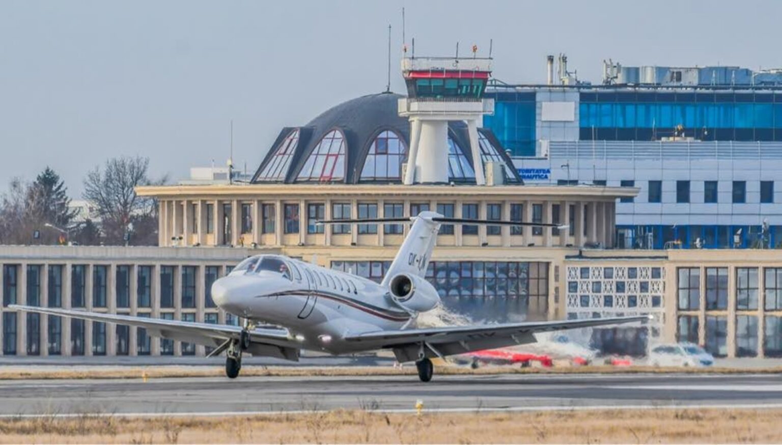 aeroportul baneasa ar putea deveni un city airport doar cu zboruri de zi bucurestenii din zona nu mai suporta zgomotul avioanelor 69298ede18277