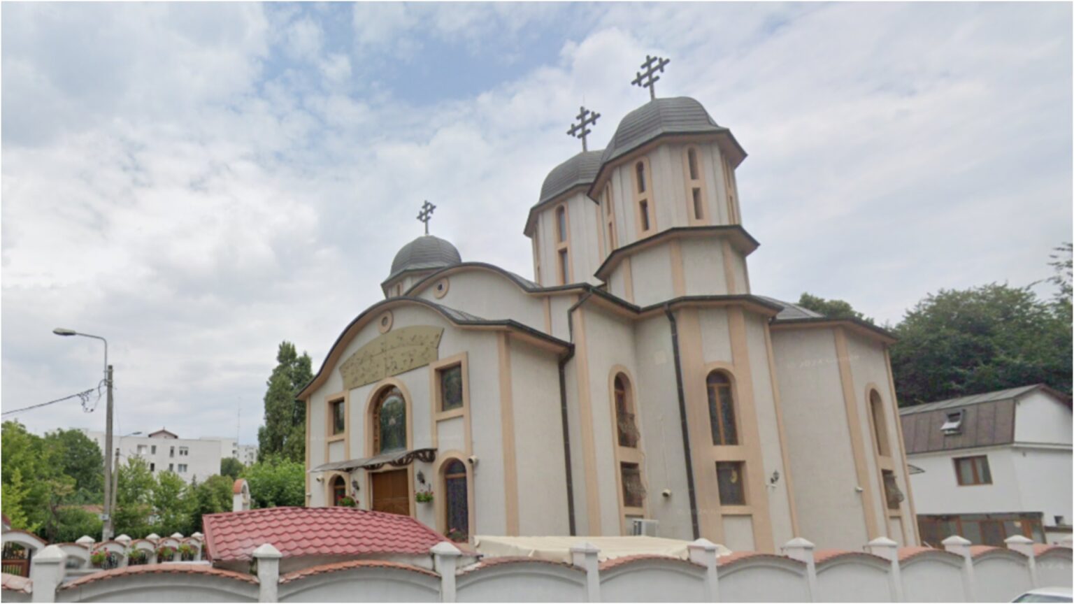 agresiune sexuala asupra unei copile intr o biserica din dristor politistii l au retinut pe agresor care l a muscat pe unul dintre ei cand il imobilizau 6911d3e91d6da