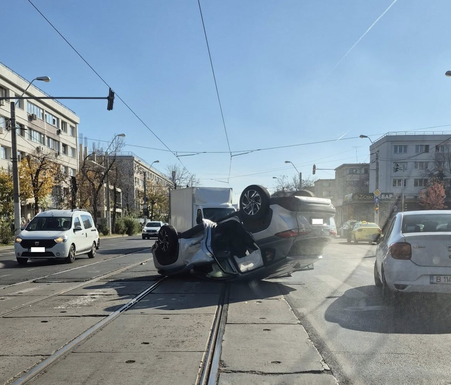 alerta masina rasturnata complet pe sina de tramvai pe calea giulesti doua linii stb blocate spre orhideelor 69087eafdbaeb