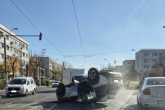 alerta masina rasturnata complet pe sina de tramvai pe calea giulesti doua linii stb blocate spre orhideelor 69087eafdbaeb