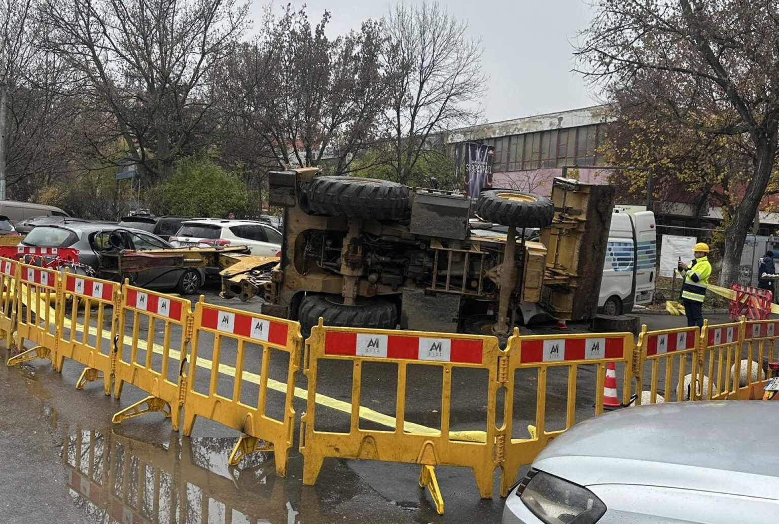 alerta un excavator s a rasturnat si a cazut peste cateva masini in timpul unor lucrari distrigaz in regie martor cel putin 3 au fost avariate 69283b0a18789