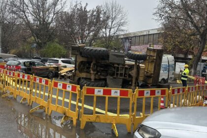 alerta un excavator s a rasturnat si a cazut peste cateva masini in timpul unor lucrari distrigaz in regie martor cel putin 3 au fost avariate 69283b0a18789