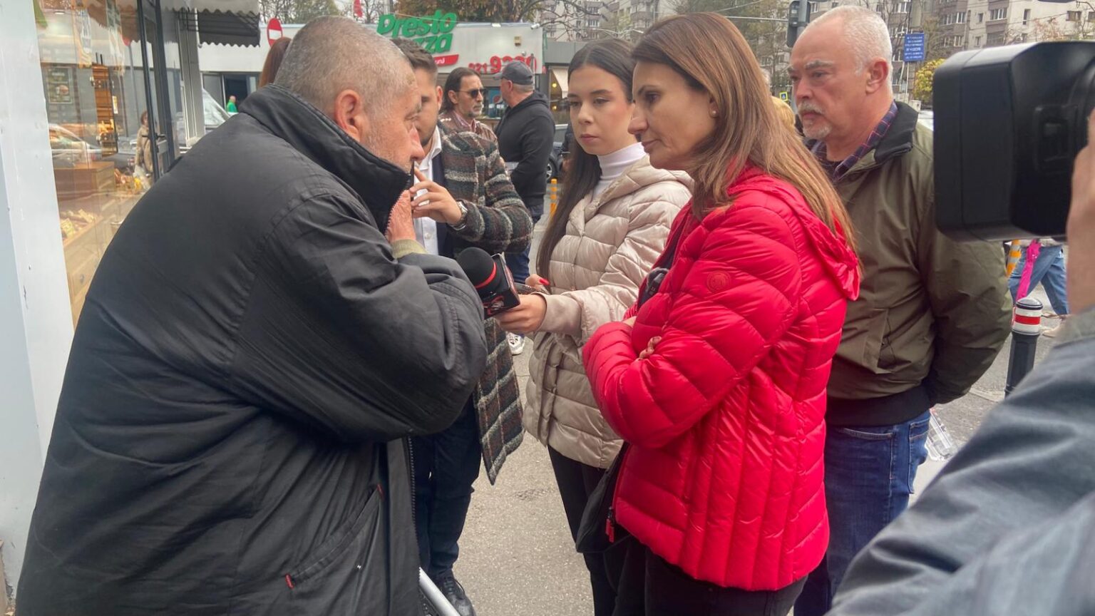 anca alexandrescu in piata obor am gasit de toate produse romanesti oameni muncitori dar si lucrari neterminate si conditii care lasa de dorit 690e2d45987db 1