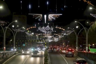 autobuzul lui mos craciun vine si iarna asta la bucuresti o sa plece din piata victoriei si o sa tot aiba statii instagram pentru ca mereu sunt multi doritori de poze 69089c2cacf91