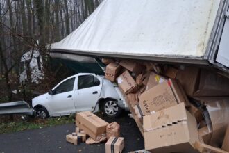 camion rasturnat pe a1 sute de colete imprastiate pe sosea foto 6911e98463d59