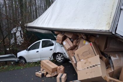 camion rasturnat pe a1 sute de colete imprastiate pe sosea foto 6911e98463d59