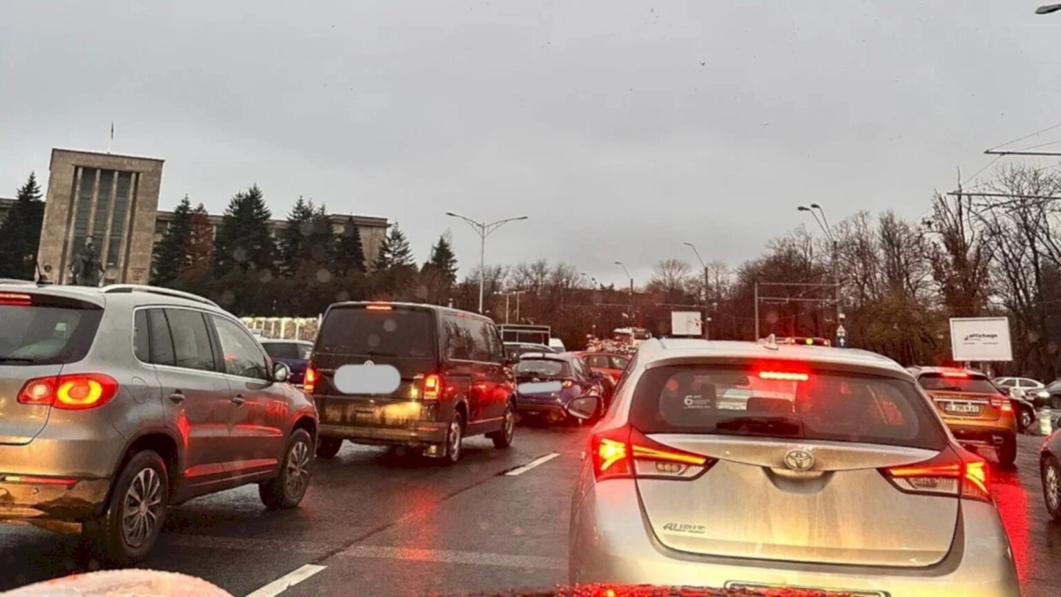 cand vor fi interzise prin bucuresti la orele de varf masinile care aprovizioneaza magazinele cu marfa cele de gunoi si de curierat urmatorul pas in proiect 691eecd13b756