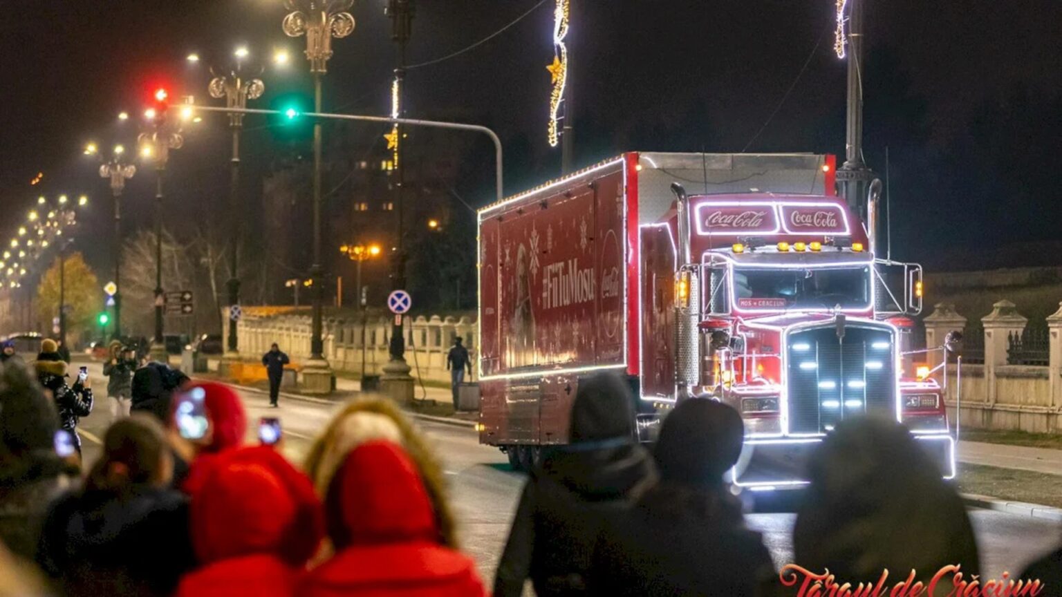 caravana coca cola pleaca la drum din piata constitutiei de la targul de craciun bucuresti la fiecare oprire te asteapta un mic oras al lui mos craciun 69297eee72420