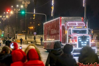 caravana coca cola pleaca la drum din piata constitutiei de la targul de craciun bucuresti la fiecare oprire te asteapta un mic oras al lui mos craciun 69297eee72420