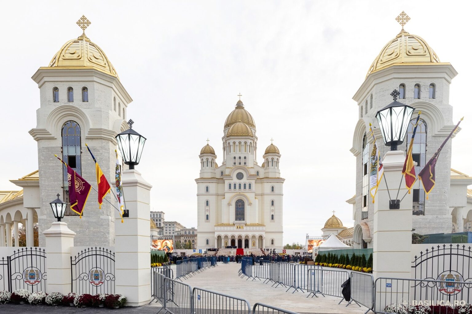 catedrala nationala redeschide temporar usile pentru credinciosi asteptati la slujbele de sfantul andrei si de ziua nationala din 3 decembrie se inchide la loc 69259e238c0f7