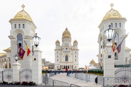 catedrala nationala redeschide temporar usile pentru credinciosi asteptati la slujbele de sfantul andrei si de ziua nationala din 3 decembrie se inchide la loc 69259e238c0f7