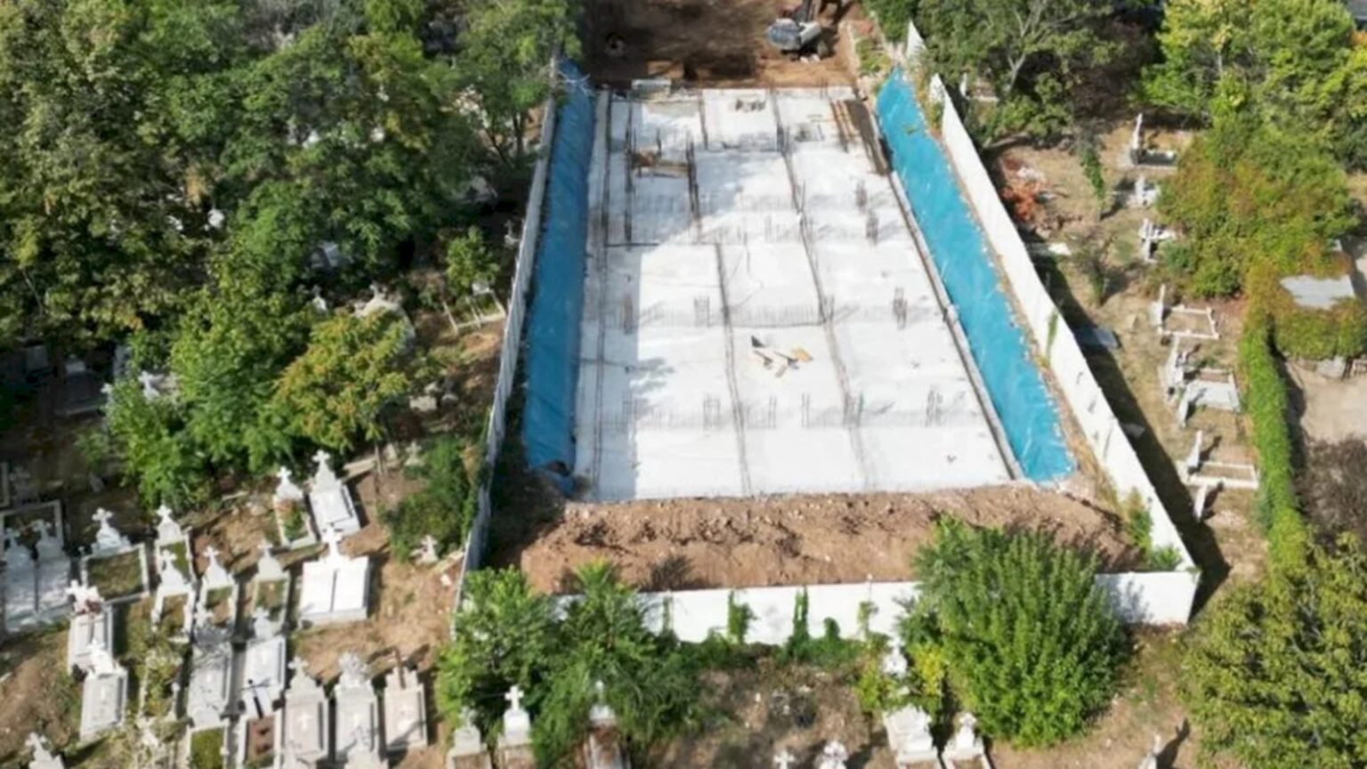 ce a fost mai intai mormantul sau blocul din cimitirul bellu constructorul sa ma ierte dumnezeu dar acolo nu erau cavouri ci o fabrica de ciocolata kandia 6926cc28c39ea