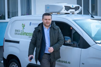 ciprian ciucu acuza o mega contra campanie in bucuresti zeci de camionete cu mesaje calomnioase circula prin oras manipularea este odioasa foto 690bc154e5a59