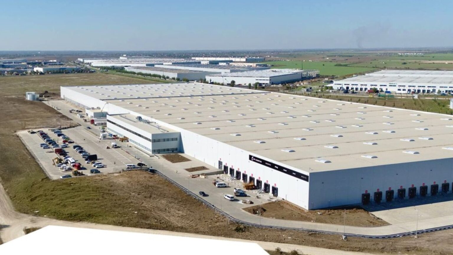 depozitul de langa bucuresti care s a facut scrum in vara s a redeschis si e plin de roboti sunt aproape 1 100 si pot procesa peste 80 000 de comenzi pe zi 691c92735ad89