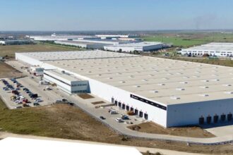 depozitul de langa bucuresti care s a facut scrum in vara s a redeschis si e plin de roboti sunt aproape 1 100 si pot procesa peste 80 000 de comenzi pe zi 691c92735ad89