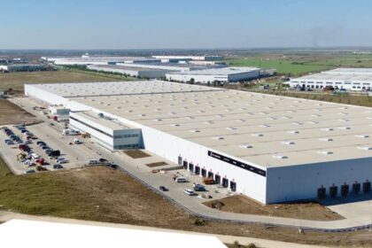 depozitul de langa bucuresti care s a facut scrum in vara s a redeschis si e plin de roboti sunt aproape 1 100 si pot procesa peste 80 000 de comenzi pe zi 691c92735ad89