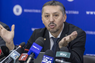 exclusiv daniel david spune ca nu vor scadea salariile profesorilor educatia a dat ce trebuia sa dea pentru eficientizare financiara 691de687bd9d5