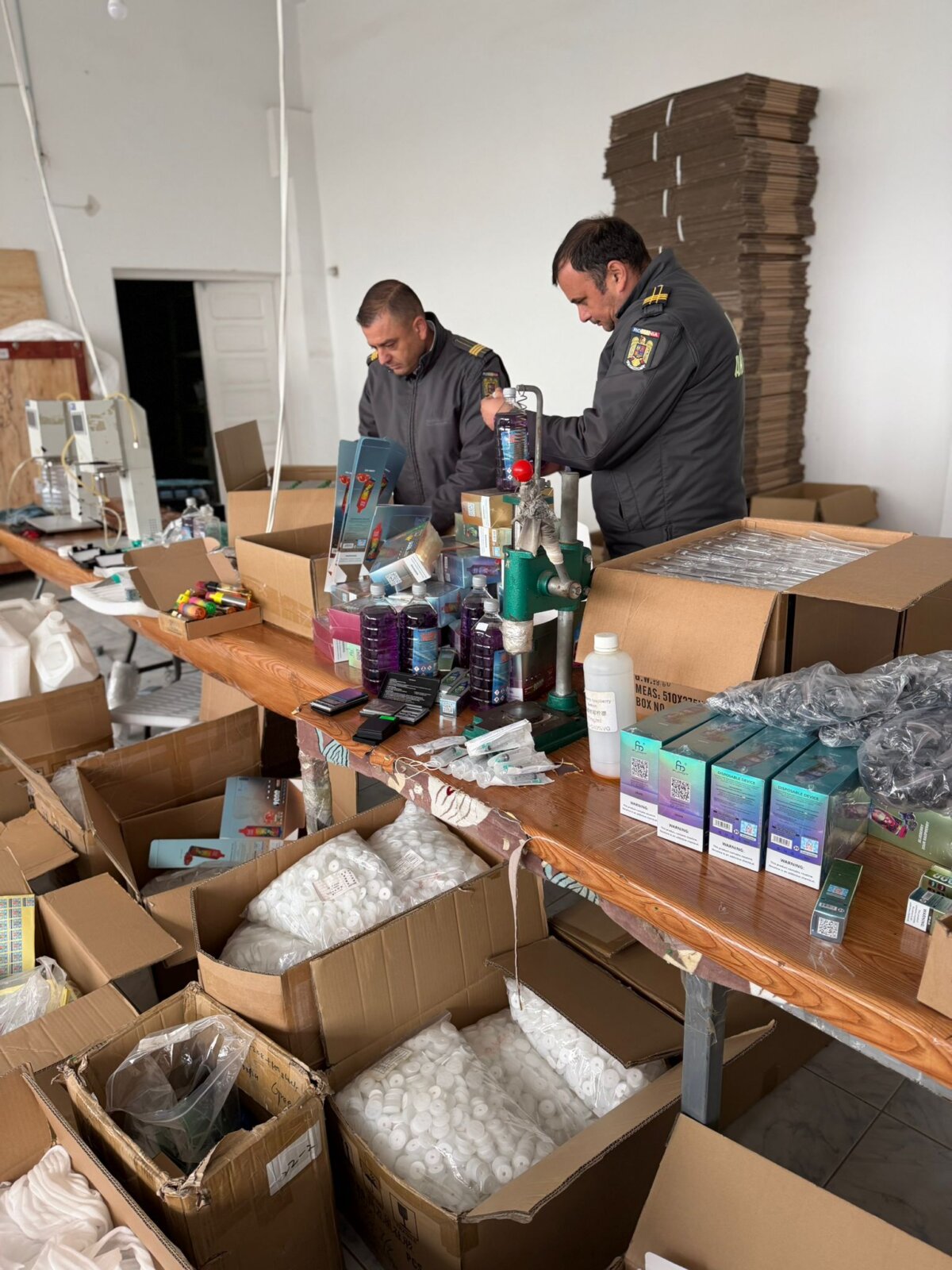 fabrica ilegala de dispozitive electronice de vapat descoperita de anaf 69205fb70fd76