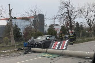 foto accident grav pe soseaua petricani o soferita a pierdut controlul masinii si a daramat un stalp de iluminat 6918970374c69