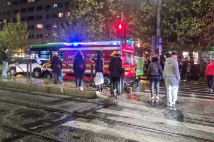 foto cumplit accident de noapte in bucuresti cu pieton lovit pe trecere si aruncat sub un autobuz stb la pasajul muncii despre o zi rea in transportul in comun 690ae5ae2bd71