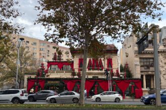 foto f09f8e80 restaurantul buongiorno aduce spriritul craciunului pe calea victoriei cu funde imense si renii care l vor ajuta pe mosul 691b39f3b12e5