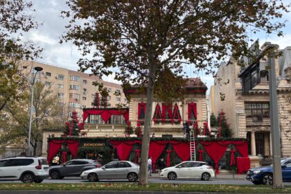 foto f09f8e80 restaurantul buongiorno aduce spriritul craciunului pe calea victoriei cu funde imense si renii care l vor ajuta pe mosul 691b39f3b12e5