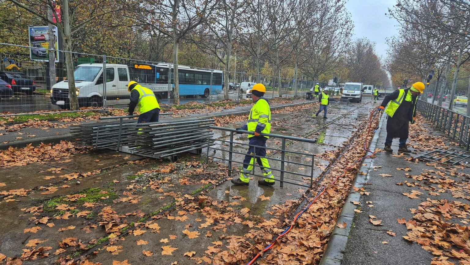foto incep lucrarile de modernizare a lotului 1 de tramvai de pe camil ressu muncitorii scot sinele vechi si ruginite 691dda9c1c1d6