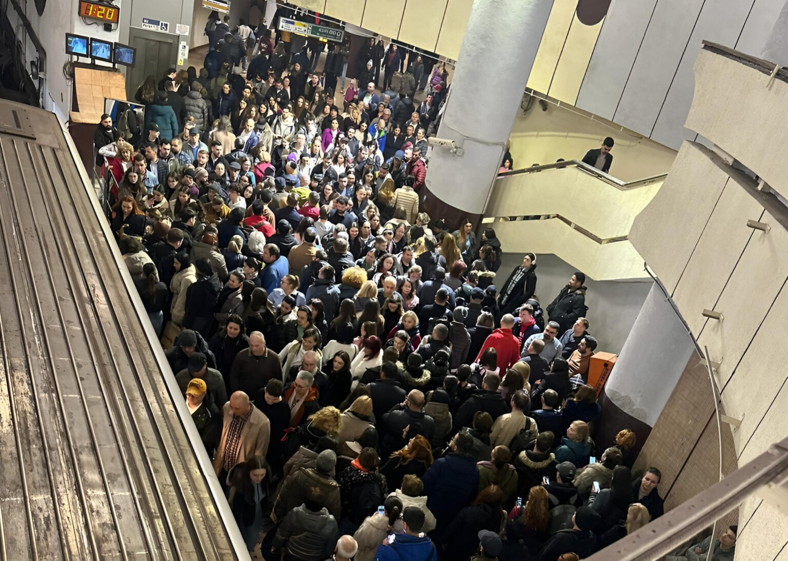 foto sa privim imaginea asta de la metrou intr o zi obisnuita cum a fost cea de ieri acum sa ne imaginam o greva la metrou scenariu posibil impas la negocierile ccm 692802d23ce7d