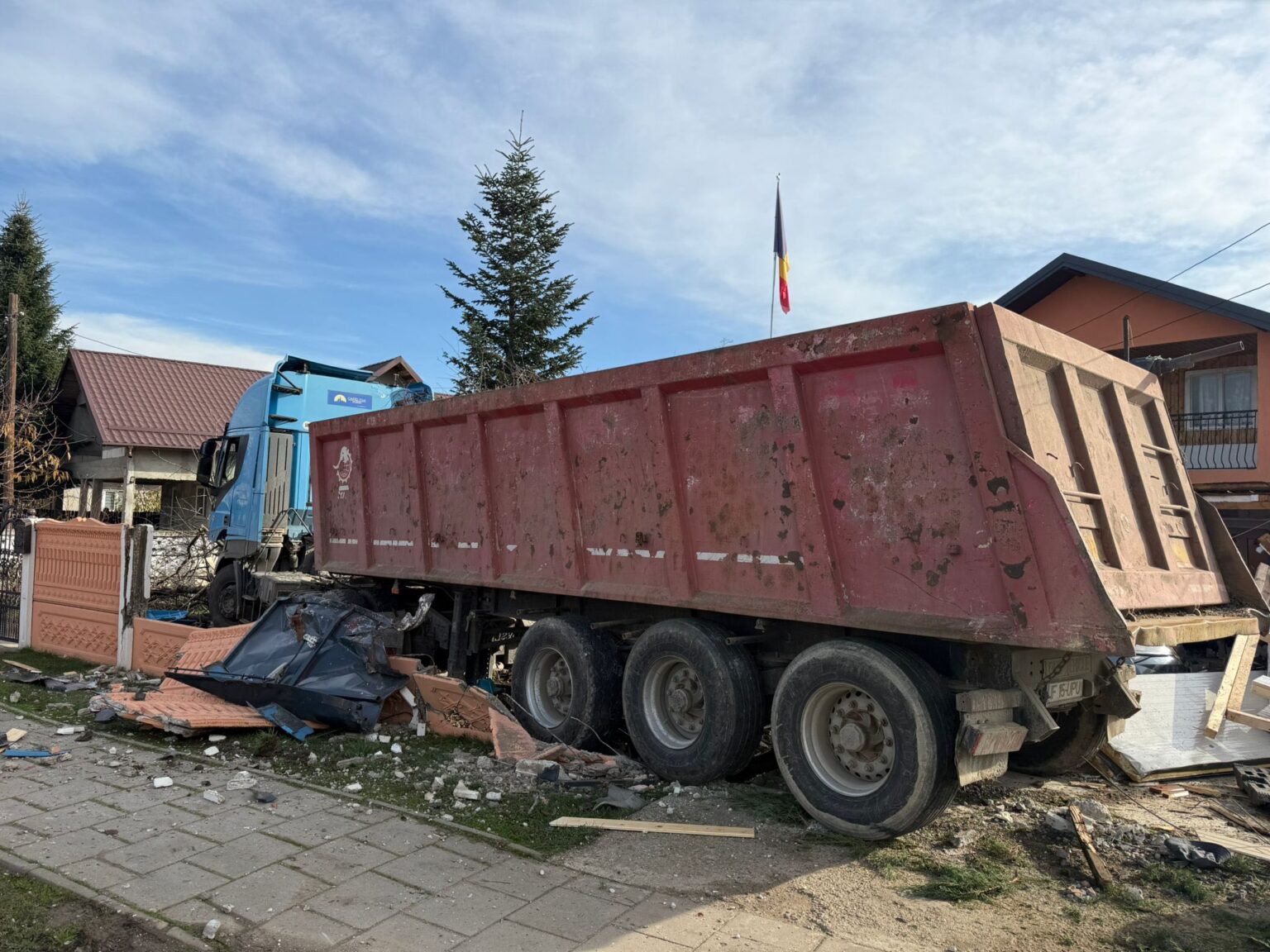foto un camion a intrat in curtea unor oameni din snagov dupa ce a facut praf gardul doar pagube materiale din fericire 6926e845525ce