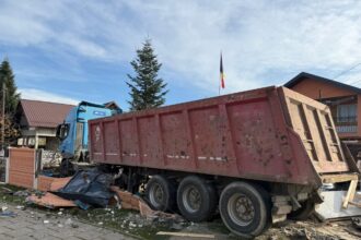foto un camion a intrat in curtea unor oameni din snagov dupa ce a facut praf gardul doar pagube materiale din fericire 6926e845525ce