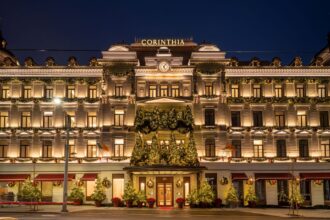 hotelul corinthia aprinde primele luminite de craciun din bucuresti din 24 noiembrie mii de ghirlande zeci de brazi si 11 soldatei vor infrumuseta cladirea 6915e4f3dfaa6