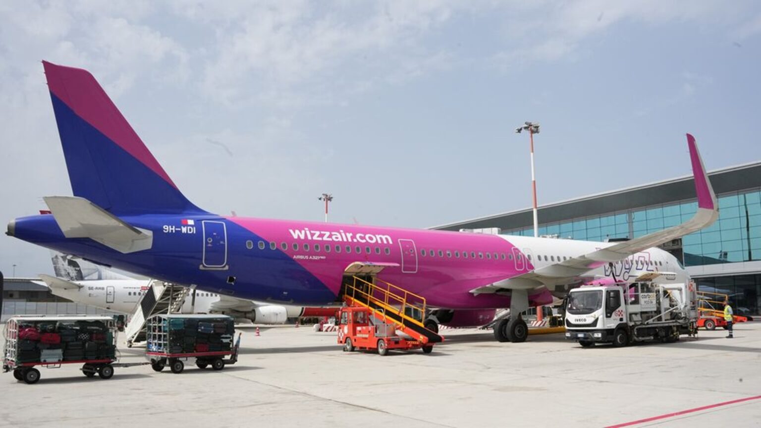 incident la aterizare pe aeroportul baneasa o flacara sub cabina unui avion wizz air majoritatea pasagerilor coborasera si n au fost in pericol anunta compania 6912f8e1cd938