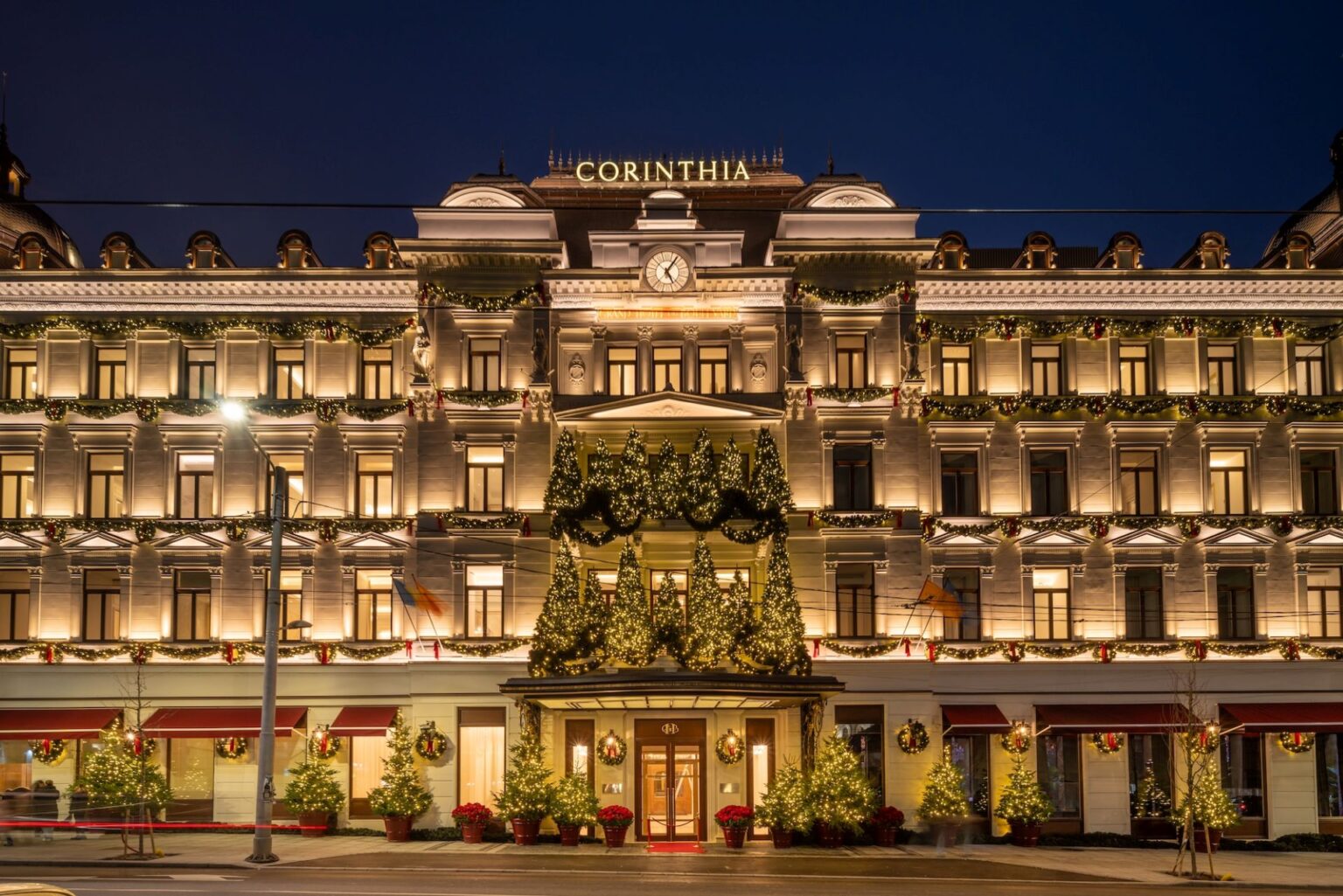 luminitele de craciun de la hotelul corinthia bijuteria de pe bd regina elisabeta se aprind diseara vizitatorii vor putea explora interiorul 69243da22da10