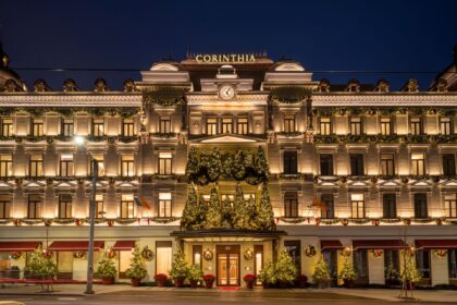 luminitele de craciun de la hotelul corinthia bijuteria de pe bd regina elisabeta se aprind diseara vizitatorii vor putea explora interiorul 69243da22da10