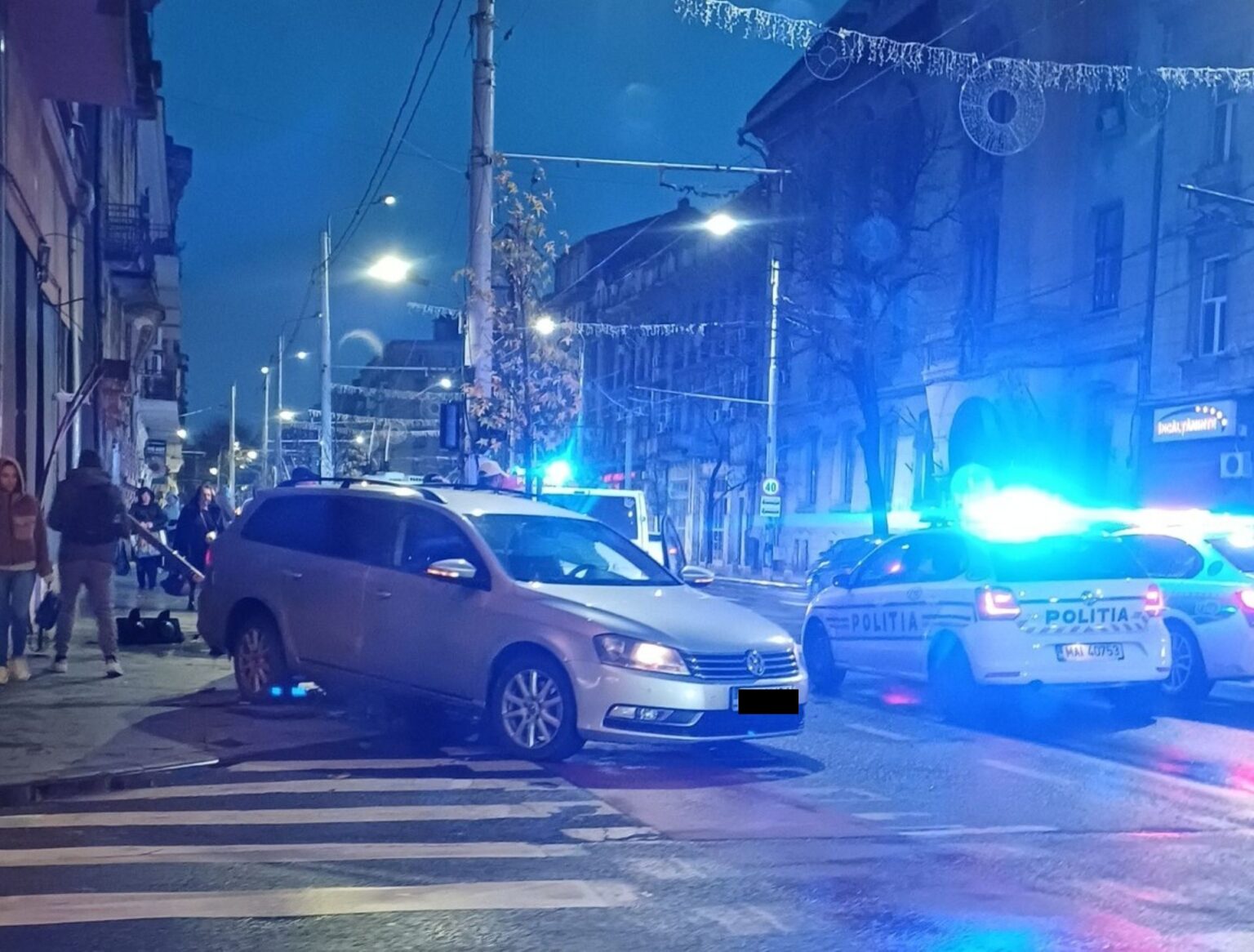 masina proiectata pe trotuar semafor doborat in urma unui accident produs dimineata la liceul gheorghe lazar din bucuresti coliziunea pe bd elisabeta 691d67b821245