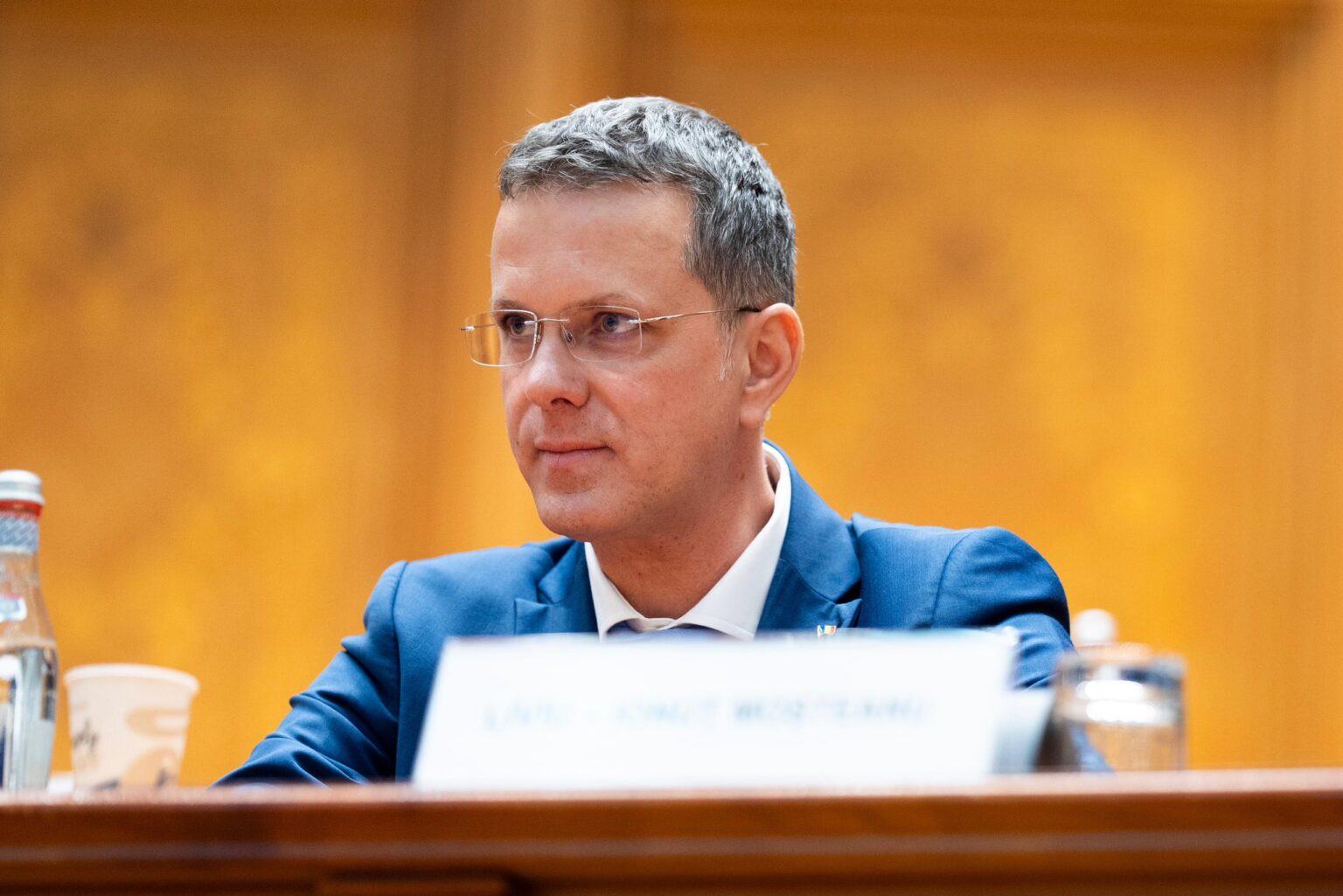 news alert ionut mosteanu isi anunta demisia din functia de ministru al apararii 692977f68a257