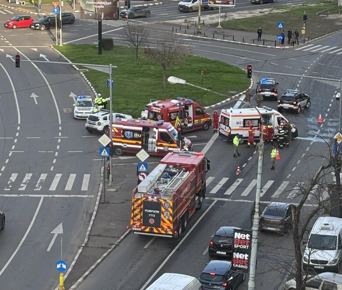 o ambulanta militara a fost implicata intr un accident auto doi pacienti raniti 69274b50d3176