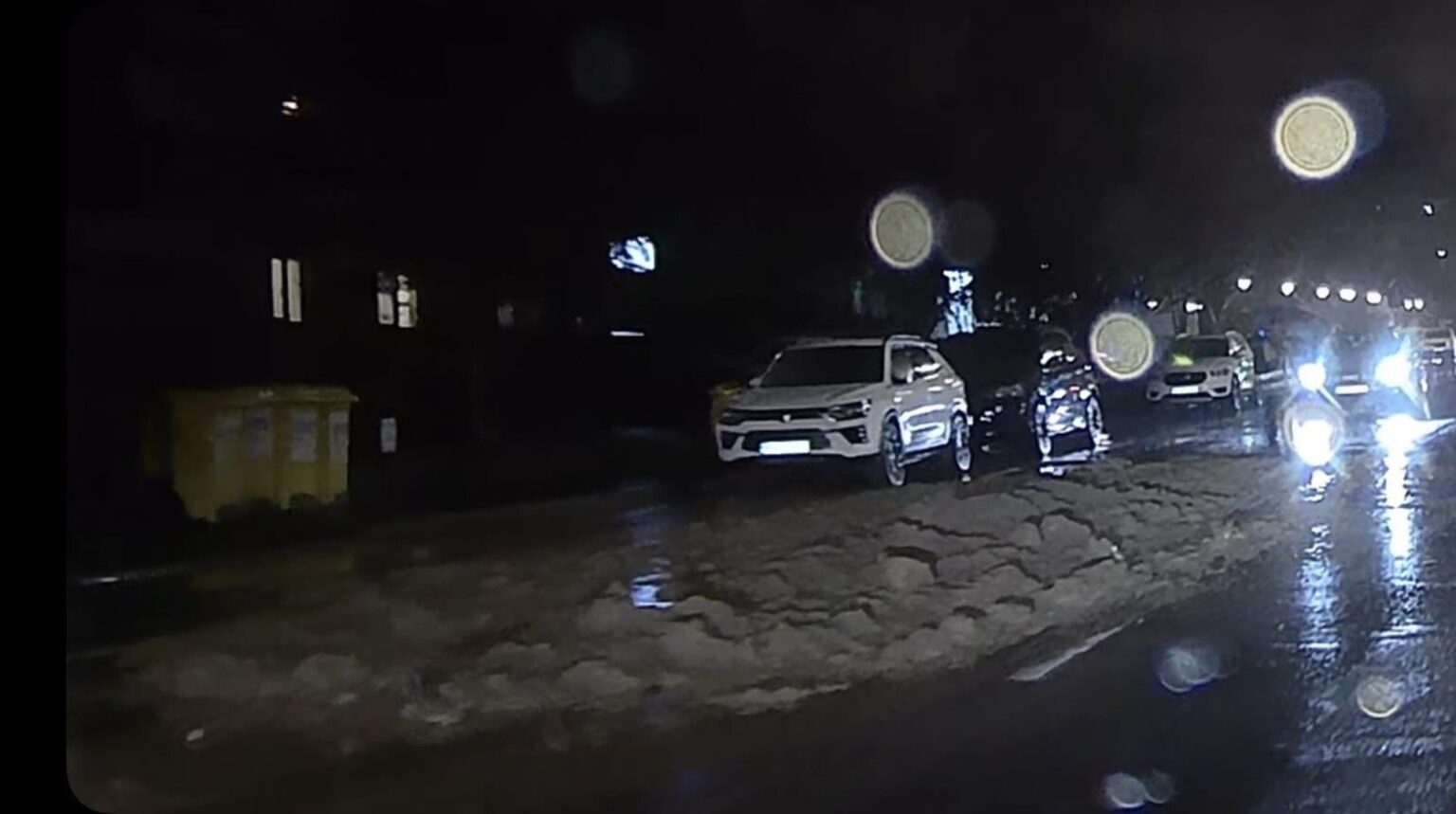 o basculanta a pierdut incarcatura pe principala strada din otopeni 23 august la fix in traficul deviat de pe dn1 inclusiv prin oras din cauza santierului m6 691ca083db432