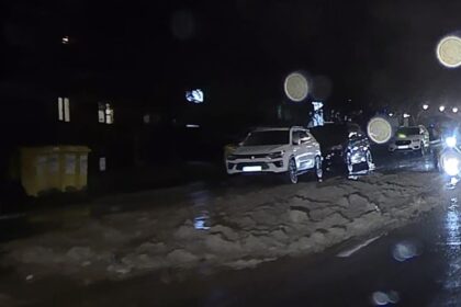 o basculanta a pierdut incarcatura pe principala strada din otopeni 23 august la fix in traficul deviat de pe dn1 inclusiv prin oras din cauza santierului m6 691ca083db432