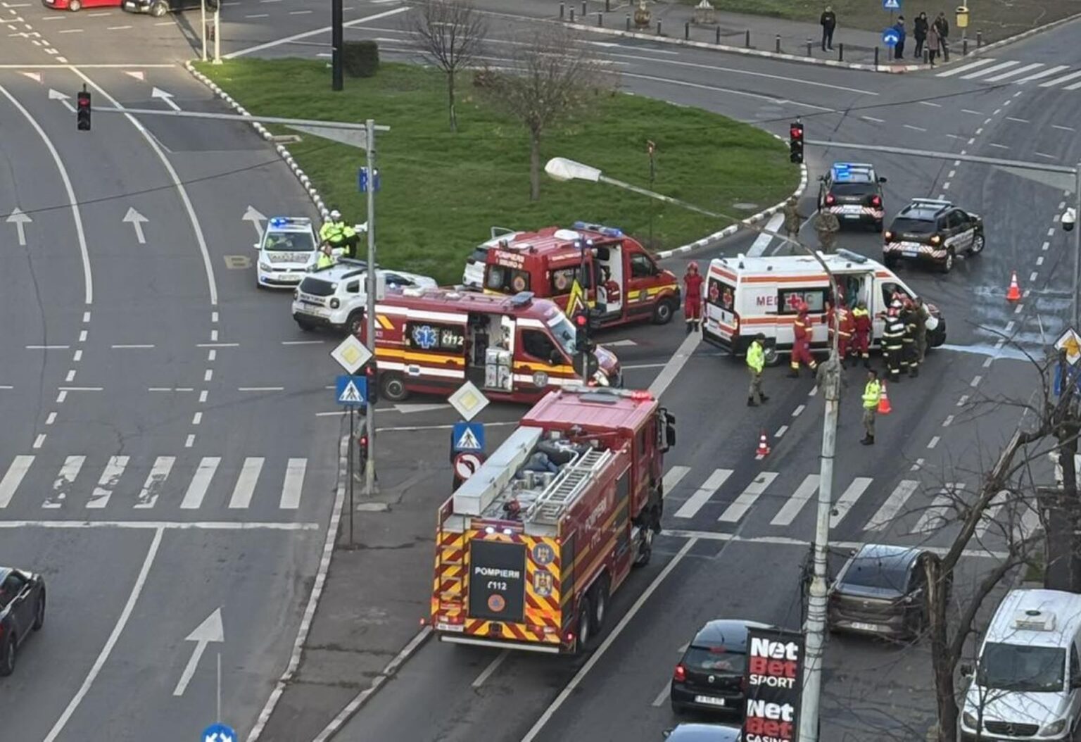 politie militara la un accident cu ambulanta produs cu putin timp in urma in intersectia de la marrriot trafic ingreunat 692705a4d06f2
