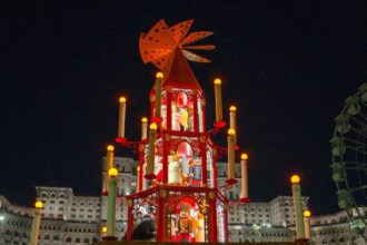 prima piramida de craciun din romania la targul din piata constitutiei 692991bfdfe56