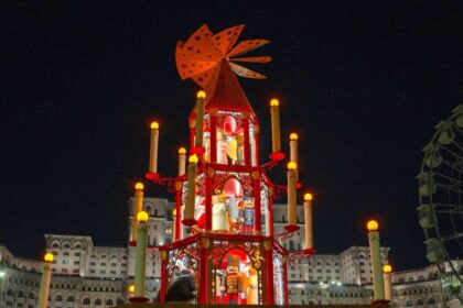 prima piramida de craciun din romania la targul din piata constitutiei 692991bfdfe56