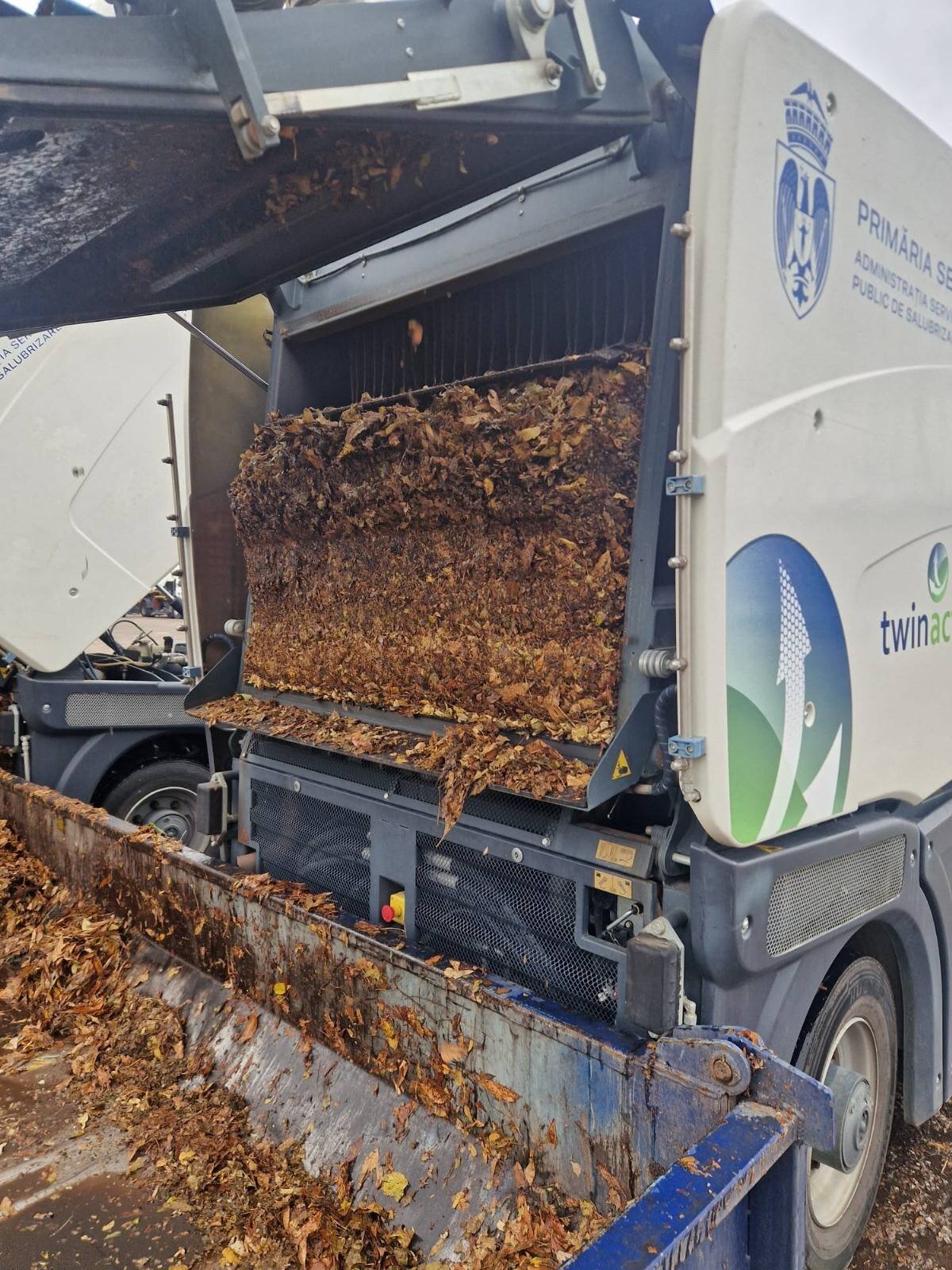 primaria sectorului 6 spune ca aduna 7 tone de frunze pe zi 6905b672c16e9